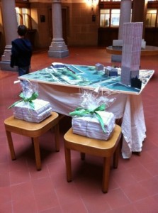 Uebergabe Unterschriften - Modell des Silos vor Flussbad Unterer Letten - Modell QVW 2010