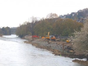 Die Fundamente der Treppen in die Limmat werden verlegt.
