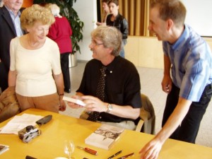 Eine Handsigniertes Exemplar ist eine schöne Erinnerung an die gelungene Vernissage