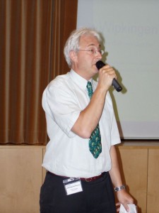 Herr Zaugg, Leiter Pflegezentrum Käferberg begrüsst die über 100 Gäste