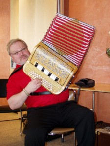 Viele externe und interne Gäste des Pflegezentrums warten gebannt auf den Beginn der Vernissage