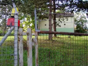 Noch hängt einsam eine Baulampe am Tor