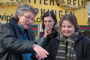 Ursula Wild, Karin Frey und Cornelia; die starke Frauenfraktion im Vorstand des QV arbeitet intensiv an der bewährten Rezeptur des Glühweins.