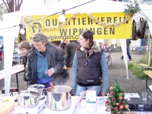 Der Quartiervereinsstand mit den Glühweindamen.