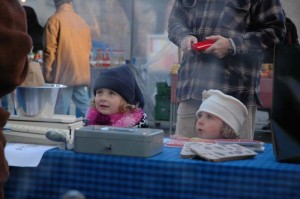 Grosse Kinderaugen staunen ob den kulinarischen Angeboten. Duftes es hier nach Marroni oder nach Bratwurst?