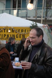 Der "Kulturchef" des QV organisiert. Ramon hat seine Feuertaufe bestanden und den Weihnachtsmarkt erfolgreich zu ersten Mal organisiert.